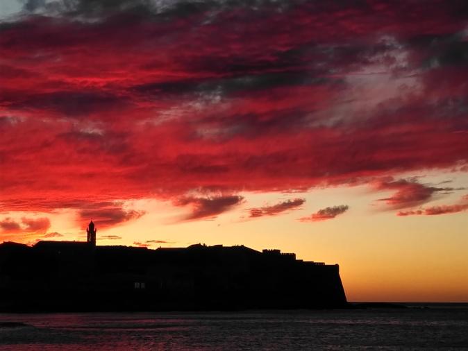 La photo du jour : fin de journée magique à Algaghjola La photo du jour : fin de journée magique à Algaghjola