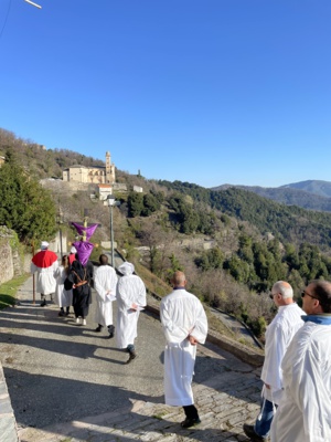 Vendredi Saint : Du Calvaire à la Résurrection, la longue procession des pénitents blancs en Orezza
