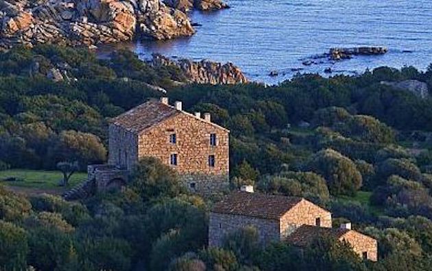 Murtoli : niché dans le maquis surplombant les eaux turquoises du golfe de Roccapina, entre Sartène et Bonifacio