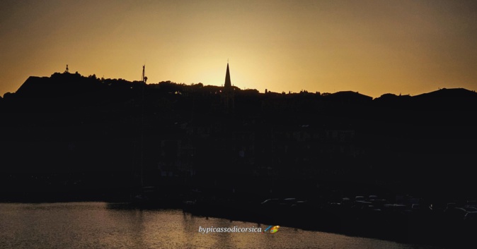 La photo du jour : Calvi et son clocher en ombre chinoise La photo du jour : Calvi et son clocher en ombre chinoise
