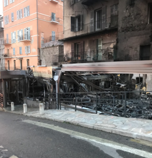 Le bar « La mise au verre » situé sur le quai sud du vieux-port de Bastia a été ravagé par les flammes. L'incendie s'est déclaré ce vendredi 10 décembre peu avant 5 heures