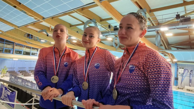 Manon Venturi (à droite) : une belle moisson de médailles à Angers. Manon Venturi (à droite) : une belle moisson de médailles à Angers.