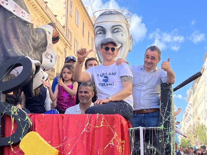 Le Maire d'Ajaccio et son adjoint en tête de cortège heureux d'avoir relancé le carnaval sur le char Tino Rossi en tête de corso