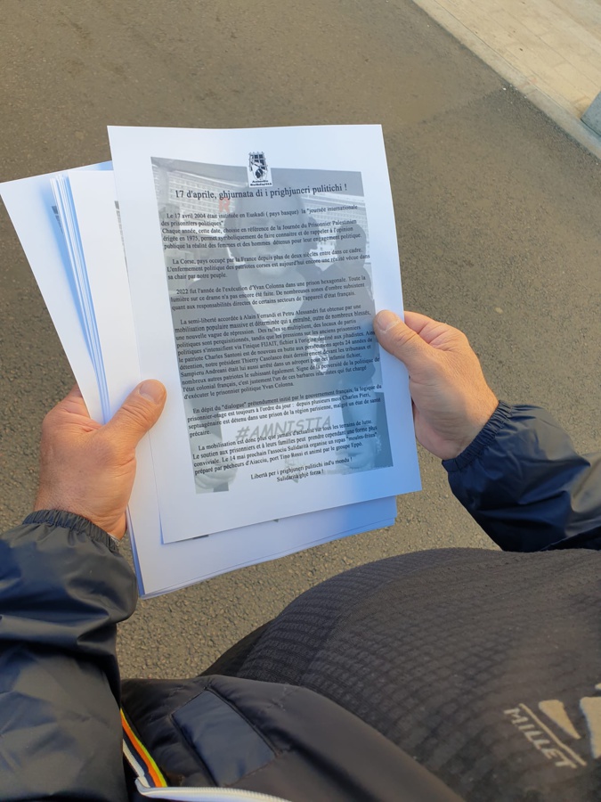 L'associu Sulidarità organisait une opération de distribution de tracts ce lundi soir à Ajaccio (Photo : Facebook Associu Sulidarità) L'associu Sulidarità organisait une opération de distribution de tracts ce lundi soir à Ajaccio (Photo : Facebook Associu Sulidarità)