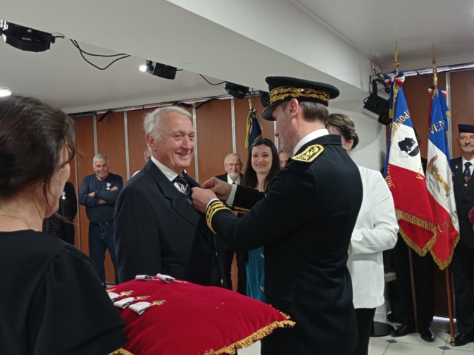 Le préfet de la Haute-Corse, Michel Prosic (à droite) a décoré un à un les 18 anciens combattants. Le préfet de la Haute-Corse, Michel Prosic (à droite) a décoré un à un les 18 anciens combattants.