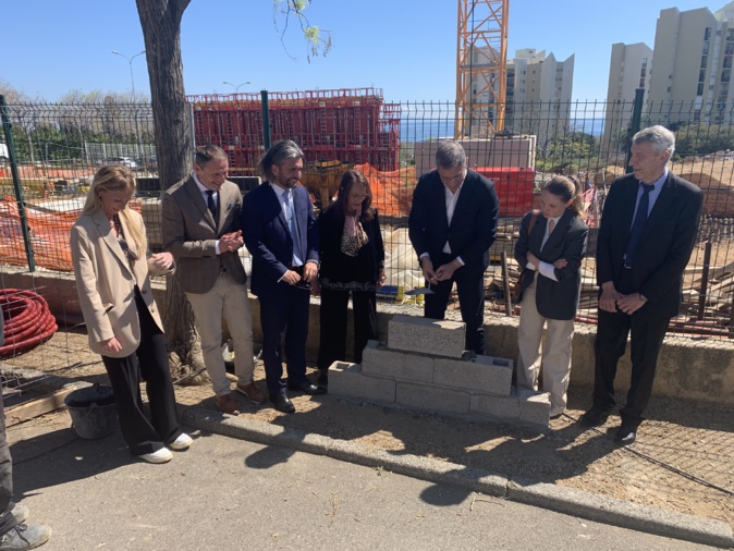 Pose de la 1ère pierre de l'extension du groupe scolaire Defendini. Pose de la 1ère pierre de l'extension du groupe scolaire Defendini.