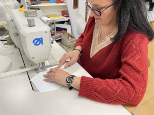 Dans l'atelier ajaccien, les pièces sont encore cousues à la main. Dans l'atelier ajaccien, les pièces sont encore cousues à la main.