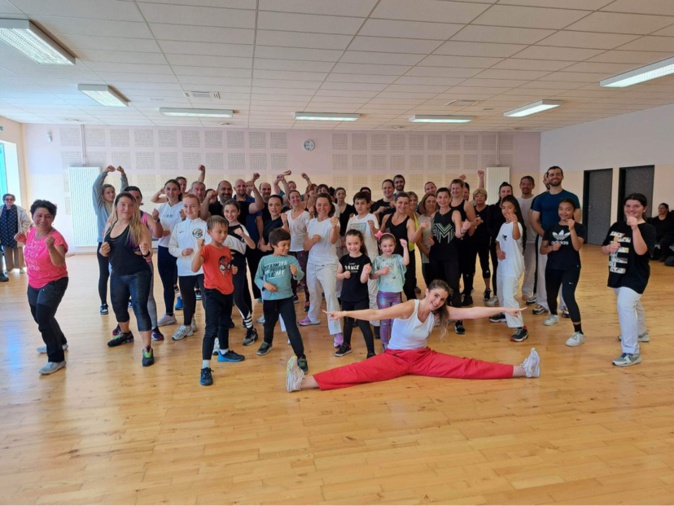 Succès pour le stage de Body karaté dispensé par Laurence Belrhiti (jogging rouge) à Borgo. Succès pour le stage de Body karaté dispensé par Laurence Belrhiti (jogging rouge) à Borgo.