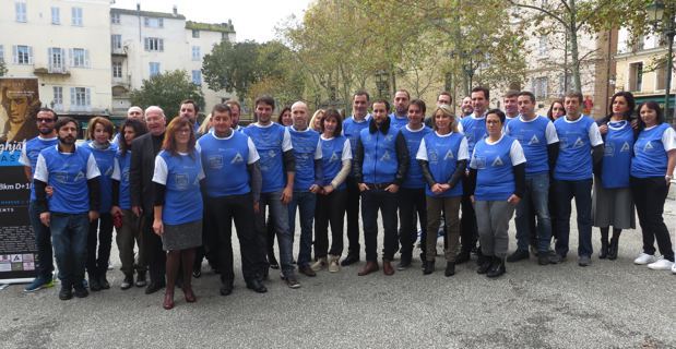 L'association Mantinum et l'association Inseme entourent le maire de Bastia, Gilles Simeoni, et une partie de son Conseil municipal.