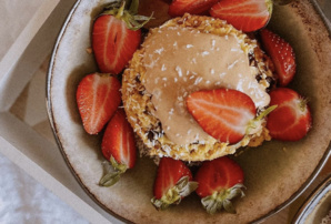 A table : bowl cake aux fraises avec #lapetitecuisinedemarie