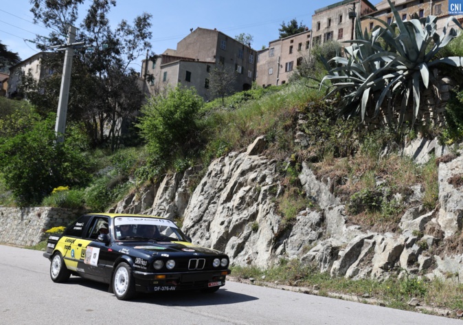 Environ 70 voitures ont participé Environ 70 voitures ont participé