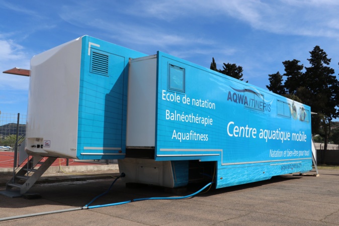 La remorque, longue d'une quinzaine de mètres, devrait ensuite circuler dans les villages. La remorque, longue d'une quinzaine de mètres, devrait ensuite circuler dans les villages.