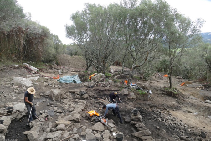 Vue générale du bastion en cours de fouille à Sotta (Photo : Florian Soula, Inrap) Vue générale du bastion en cours de fouille à Sotta (Photo : Florian Soula, Inrap)