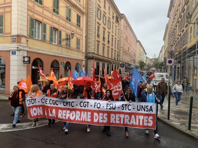 Un 1er mai sous la pluie et le bruit des casseroles Un 1er mai sous la pluie et le bruit des casseroles