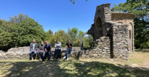 Devant le complexe ecclésiastique pisan de San Ghjuvanni à Corti. Photo CNI. Devant le complexe ecclésiastique pisan de San Ghjuvanni à Corti. Photo CNI.