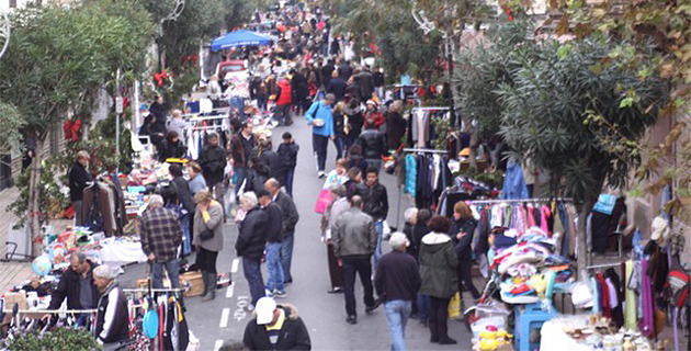 Brocante animée dans le centre-ville de Calvi