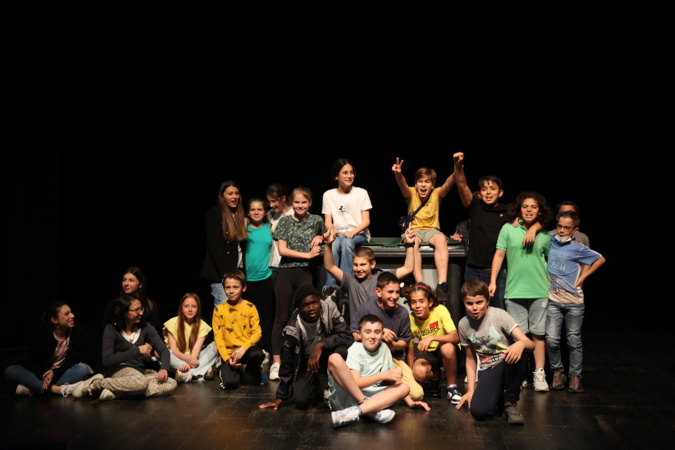 Les enfants de l'école de Biguglia, posant fièrement sur bouffe-tout Les enfants de l'école de Biguglia, posant fièrement sur bouffe-tout