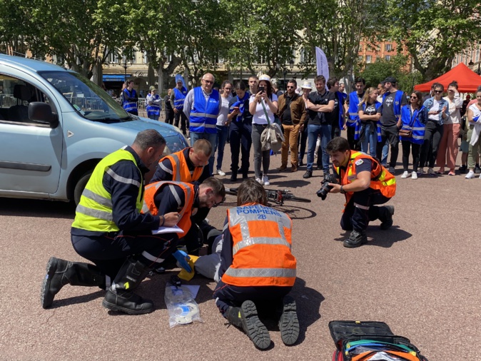 Devant les participants, l'SIS2B effectue une simulation d'accident Devant les participants, l'SIS2B effectue une simulation d'accident