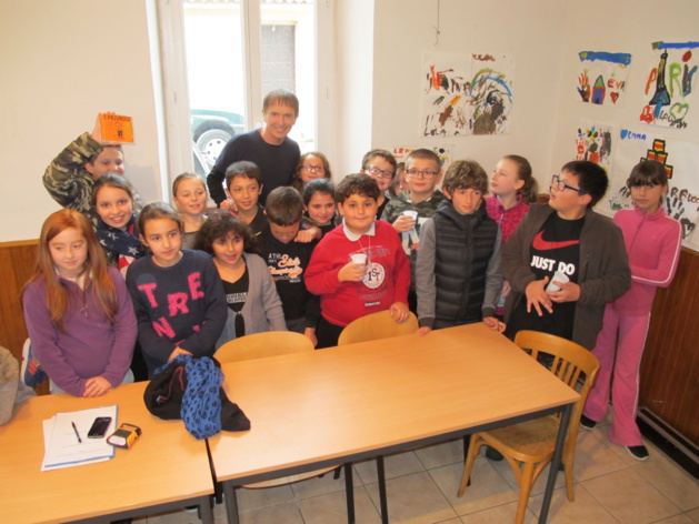 Jean-François Bernardini avec les enfants de Carbuccia Jean-François Bernardini avec les enfants de Carbuccia