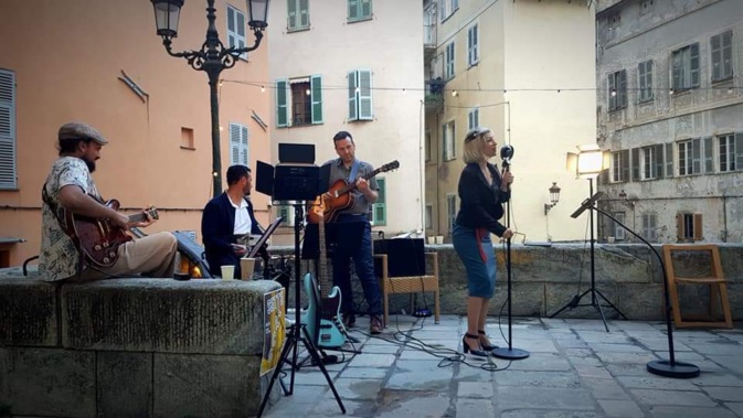 Nini Set a inauguré les soirées de l'association E Sette Scale dans le centre ancien de Bastia Nini Set a inauguré les soirées de l'association E Sette Scale dans le centre ancien de Bastia