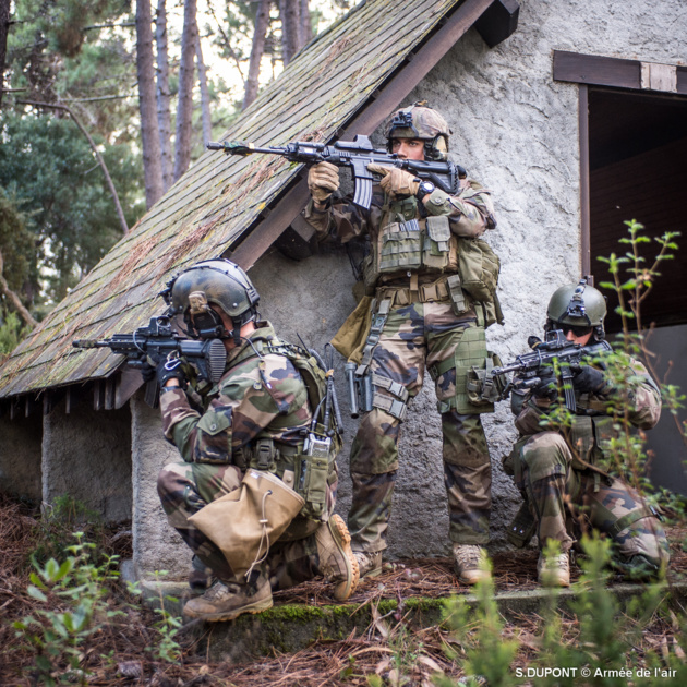 La BA 126 de Solenzara recrute équipiers-fusiliers et maîtres-chiens