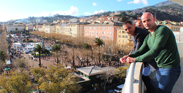 Au cinquième étage de l'hôtel de ville de Bastia Dominique Bozzi et Gilles Simeoni imaginent, déjà, ce que sera l'arrivée de la Classica Corsica sur la place Saint Nicolas.