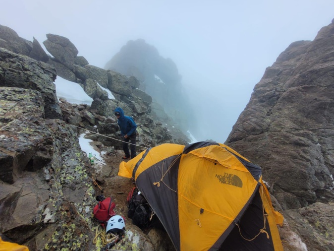 Le bivouac utilisé à 2 450 m Le bivouac utilisé à 2 450 m