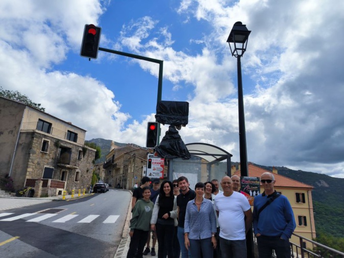 Plusieurs membres du PNC devant le feu rouge Plusieurs membres du PNC devant le feu rouge