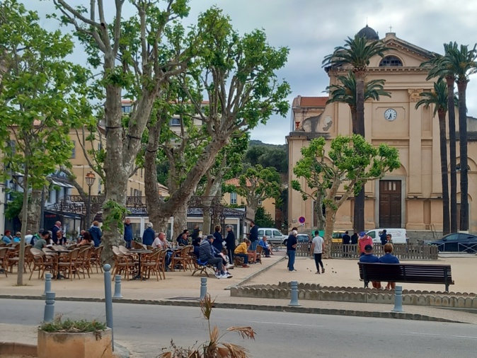 Très peu de monde pour cette avant-saison à Île-Rousse Très peu de monde pour cette avant-saison à Île-Rousse