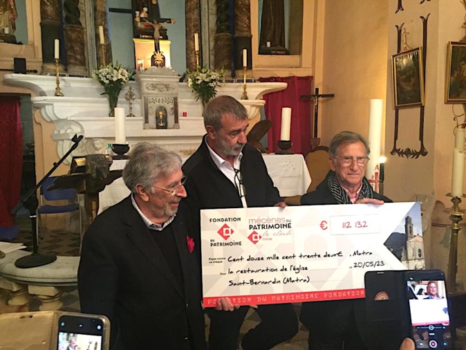 La remise du chèque de la Fondation du Patrimoine par  René Lota, à MIchel Palmieri, maire de Matra et et de Pierre Ersa pour les mécènes du Patrimoine