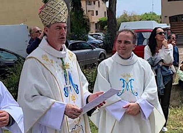 Monseigneur François Xavier Bustillo et l’abbé Frédéric Constant à San Ciprianu de Lecci. (S.P)
