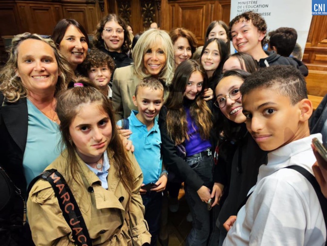 Les collégiens avec Brigitte Macron Les collégiens avec Brigitte Macron