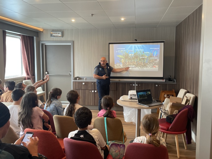 Les membres de l'association U Marinu propose des ateliers à destinations des élèves. Les membres de l'association U Marinu propose des ateliers à destinations des élèves.