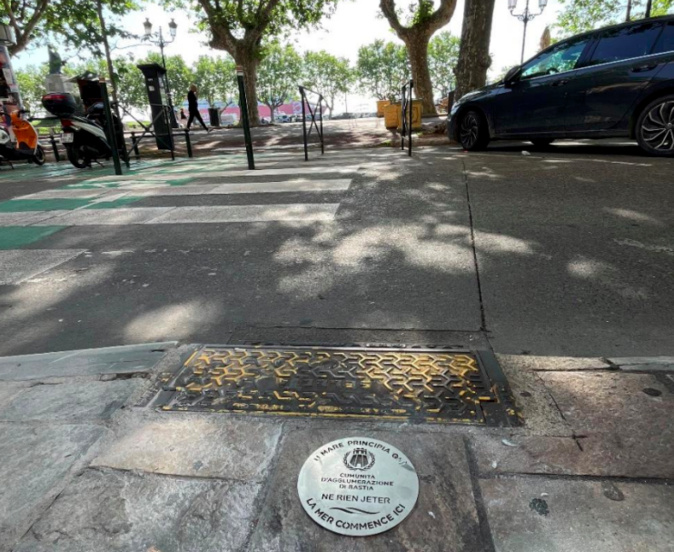 Il ne faut rien jeter dans les grilles d'eaux pluviales car ça aboutit directement en mer Il ne faut rien jeter dans les grilles d'eaux pluviales car ça aboutit directement en mer