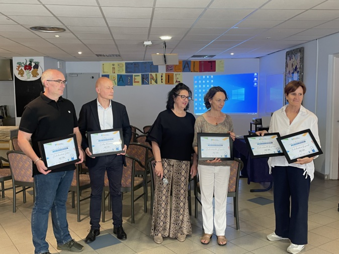 Des chefs d'établissement des écoles de Bastia ont reçu le label des mains de Michelle Blain, la directrice de l'association Horizon multimédia (au centre).
