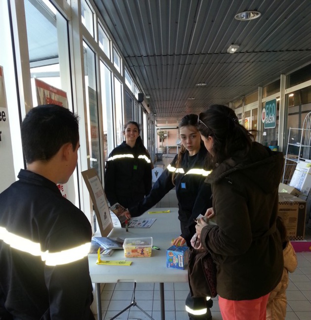 Les jeunes sapeurs-pompiers volontaires de Calvi vendent le calendrier et billets de tombola Les jeunes sapeurs-pompiers volontaires de Calvi vendent le calendrier et billets de tombola