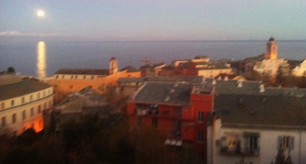Bastia : Quand la Lune se lève sur la Tyrrhénienne