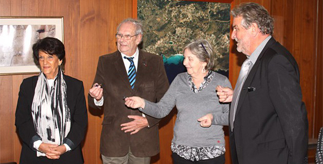 Mme Jolibois, directrice des services, remet les clés de la mairie à Jacques Limoges