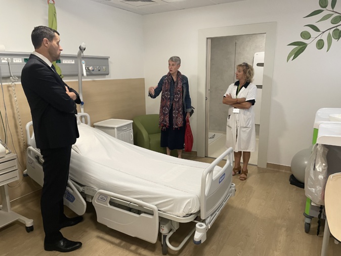 La directrice générale de l'ARS Corse et le directeur du centre hospitalier de Bastia visitent une des nouvelles salle de pré-travail.