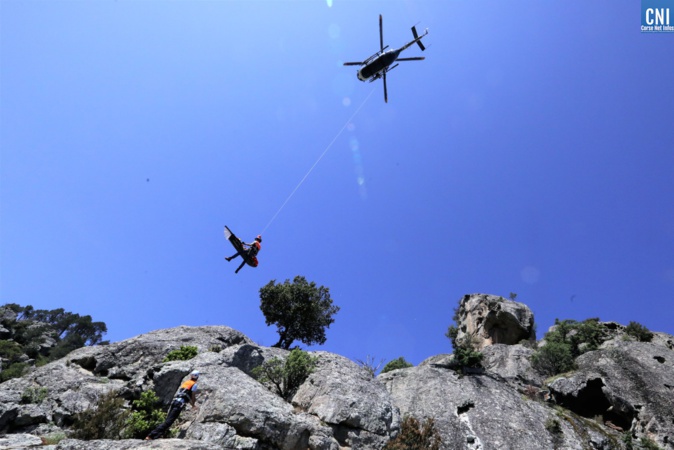 Un exercice d'hélitreuillage d'un brancard a aussi occupé cette matinée (Photo Michel Luccioni) Un exercice d'hélitreuillage d'un brancard a aussi occupé cette matinée (Photo Michel Luccioni)