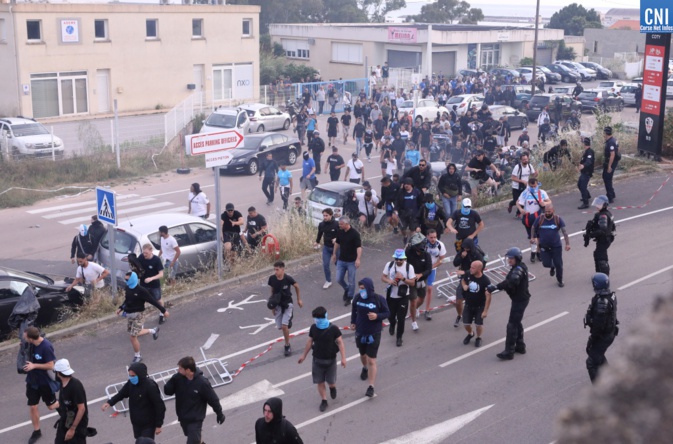 Les supporteurs à la sortie du stade. Photo Michel Luccioni Les supporteurs à la sortie du stade. Photo Michel Luccioni
