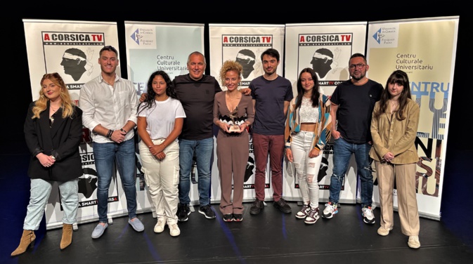 Sur la photo en partant de la gauche : Léa (Étudiante, participante du Festival) Brice DACQUIN (Membre de l’organisation du Festival) Sarah (Étudiante, participante du Festival) Bernard MOSCA (Président du Festivale Corsic... Sur la photo en partant de la gauche : Léa (Étudiante, participante du Festival) Brice DACQUIN (Membre de l’organisation du Festival) Sarah (Étudiante, participante du Festival) Bernard MOSCA (Président du Festivale Corsic...