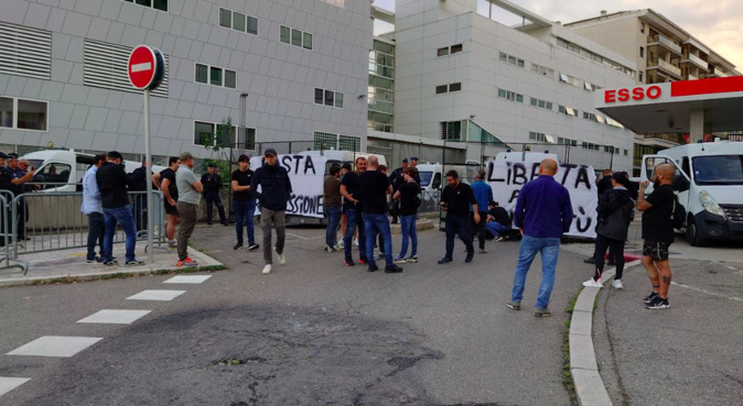 Une cinquantaine de militants &tait rassemblée devant le commissariat Une cinquantaine de militants &tait rassemblée devant le commissariat