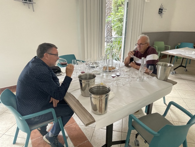 Philippe Rideau et Pascal Januzec, deux membres du jury, comparent les vins du jour. Philippe Rideau et Pascal Januzec, deux membres du jury, comparent les vins du jour.