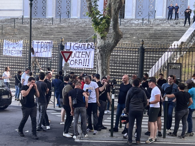 Une centaine de personnes étaient rassemblées Une centaine de personnes étaient rassemblées