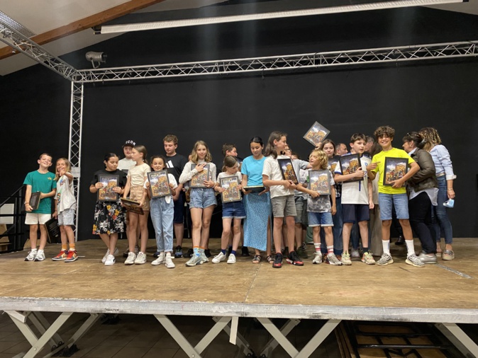 Les élèves de l'école primaire de Venturi, posant fièrement Les élèves de l'école primaire de Venturi, posant fièrement