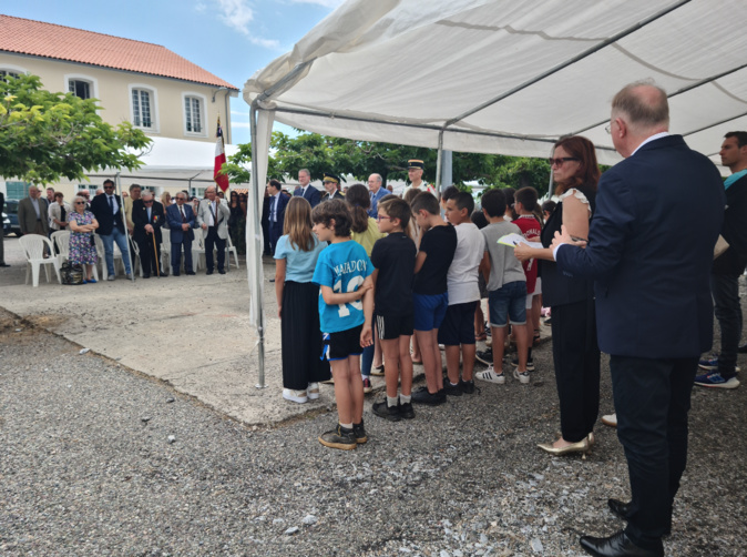 Les participants rendent hommage à la mémoire des soldats disparus. Les participants rendent hommage à la mémoire des soldats disparus.