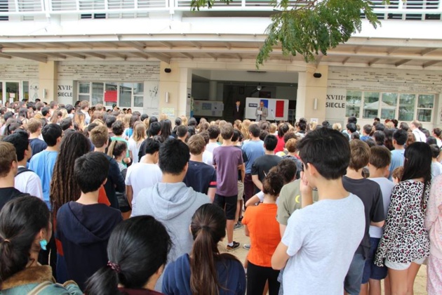 A des milliers de kms de France, les étudiants du Lycée Français International de Bangkok ont également observé une mn de silence