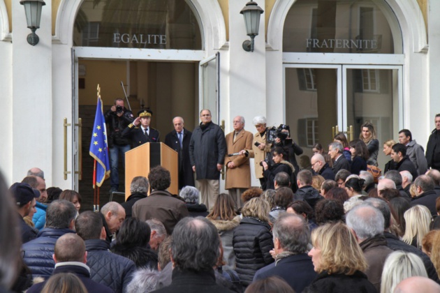 Ajaccio : Une minute de silence en hommage aux victimes de l'attentat de Charlie Hebdo Ajaccio : Une minute de silence en hommage aux victimes de l'attentat de Charlie Hebdo