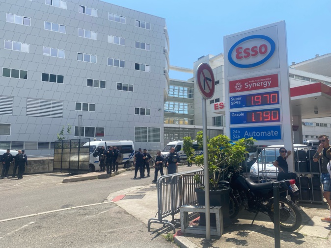 Le rassemblement de mercredi midi devant le commissariat Le rassemblement de mercredi midi devant le commissariat